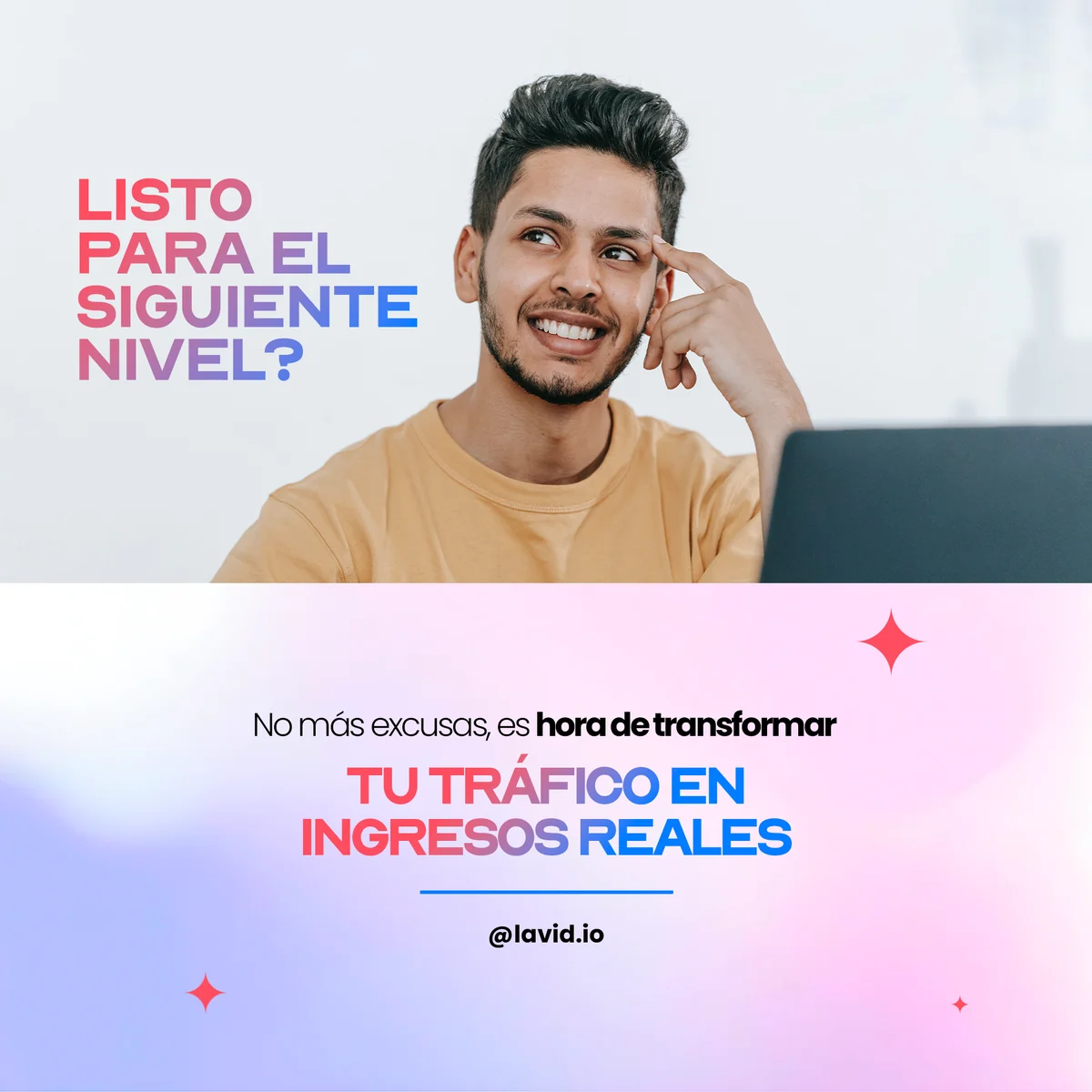 Young man thinking, hand at his temple, under the headline LISTO PARA EL SIGUIENTE NIVEL and, in the lower half, TU TRÁFICO EN INGRESOS REALES over a light gradient